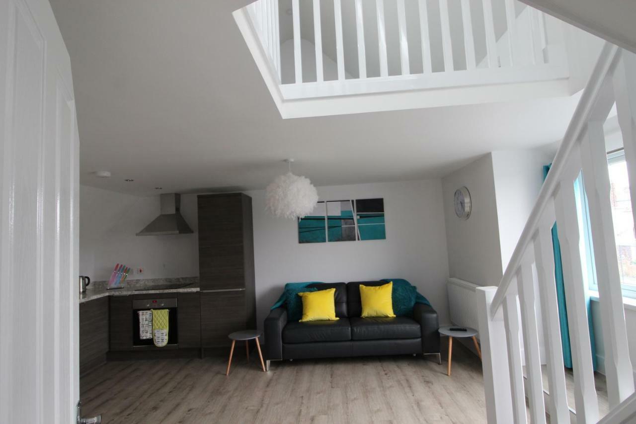2 Serviced Apartments In Childwall-South Liverpool - Each Apartment Sleeps 6 Exterior photo